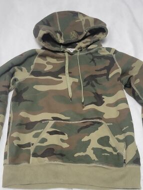 TNA Size Medium Green Camo Hoodie